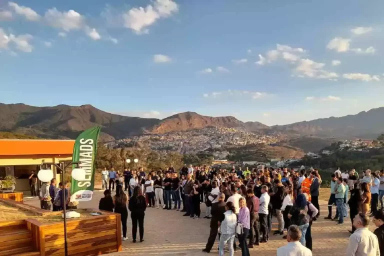 Registro do evento de inauguração do Parque Estância do Cruzeiro e da sede do SEMADS, com vista parcial da cidade ao fundo