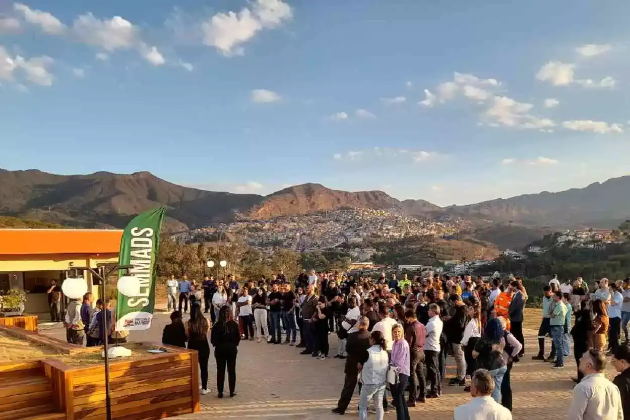 Registro do evento de inauguração do Parque Estância do Cruzeiro e da sede do SEMADS, com vista parcial da cidade ao fundo