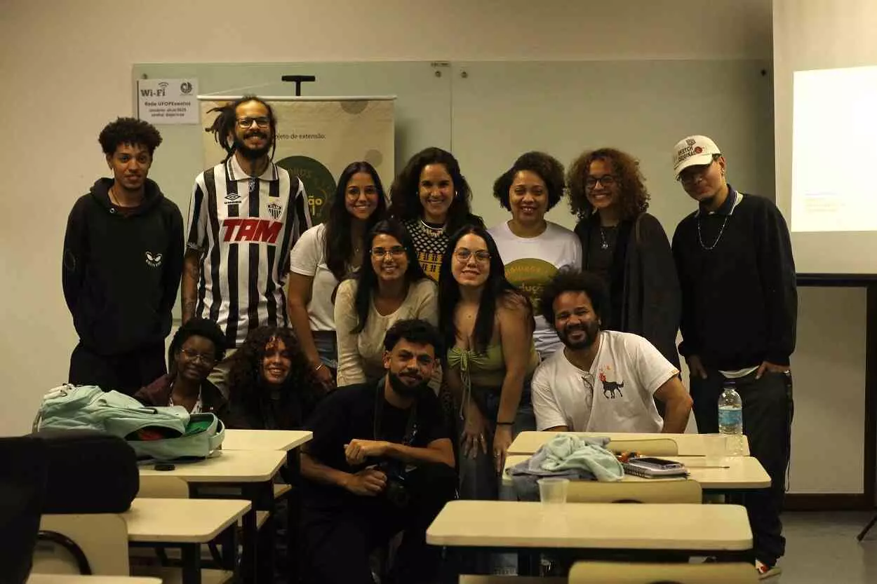 Juliana Flores e participantes do encontro sobre Produção Cultural