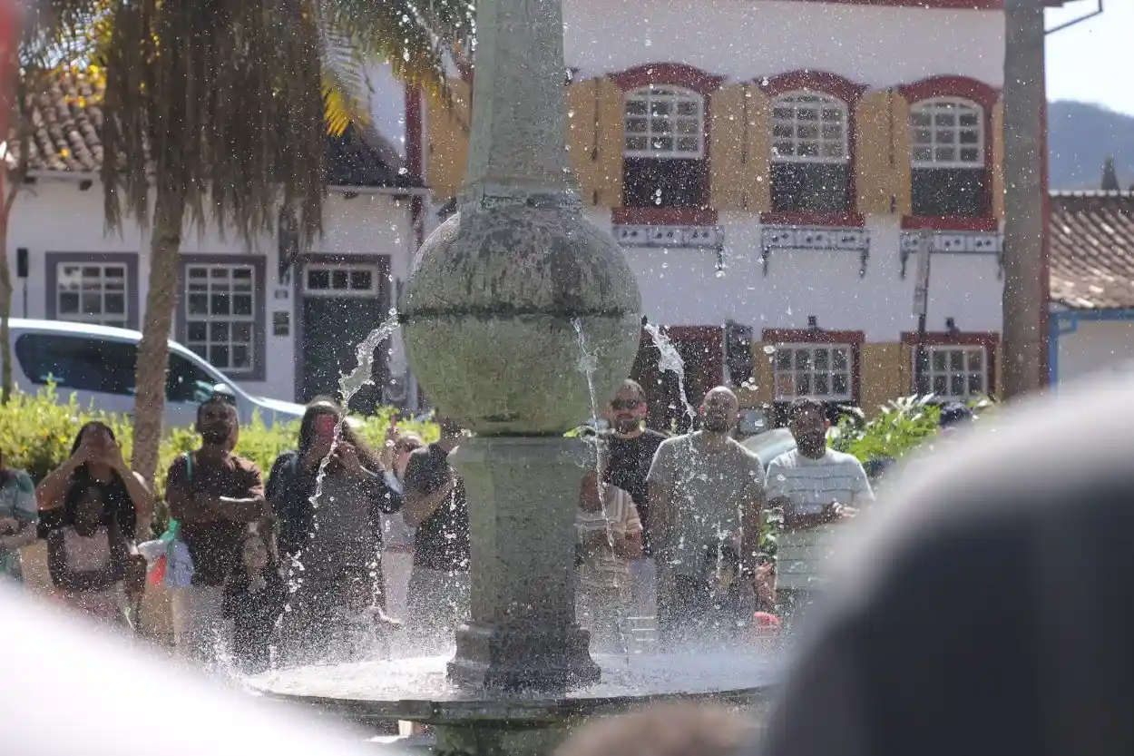 A fonte anteriormente existente em um dos lagos do Jardim também foi reinstalada