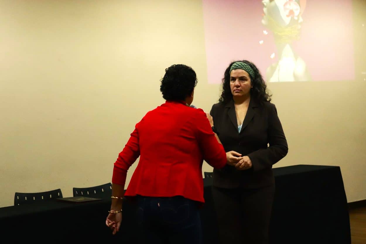 Maria Guido fazendo uma encenação durante o workshop "Maria vai à Câmara" para abordar o tema violência contra a mulher.