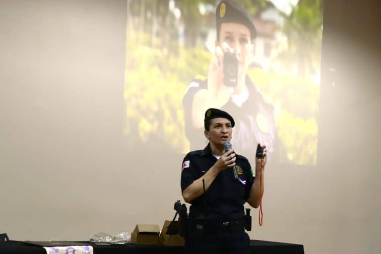 Luciana Pyra mostra dispositivo utilizado por mulheres em casos de urgência.