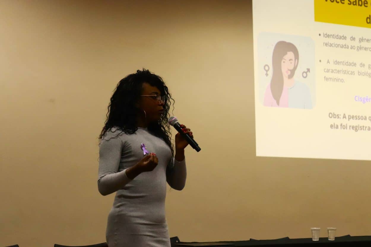 Liana Paula Pinto debate sobre violência contra as mulheres durante o workshop.