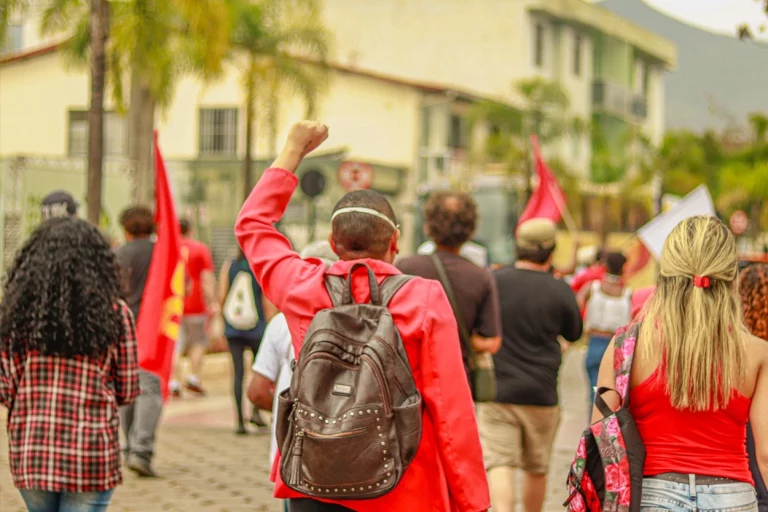 Na foto se vê manifestantes durante ato que exige a soberania no Brasil.