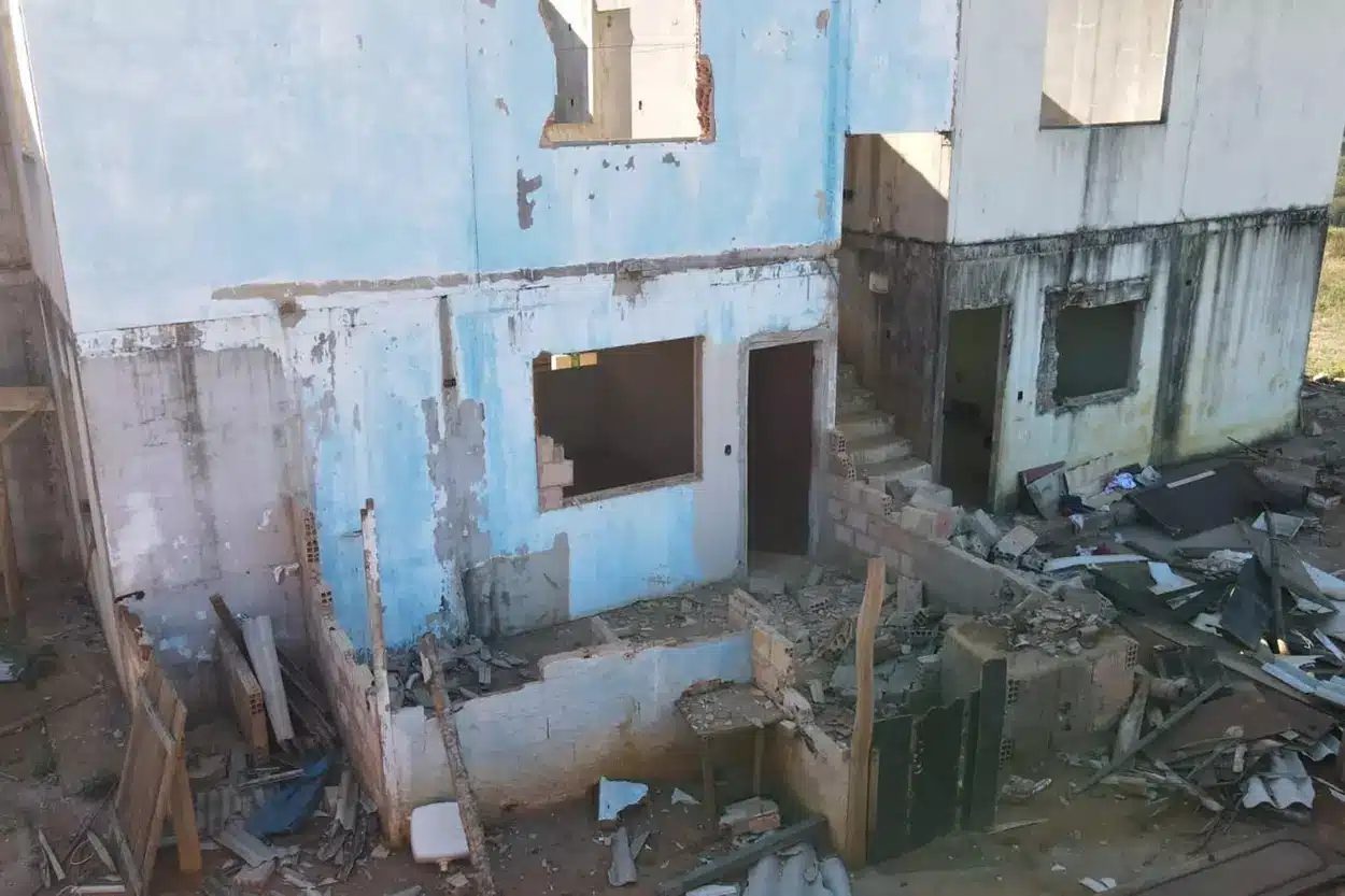 Construção abandonada no Dona Clara Godoy