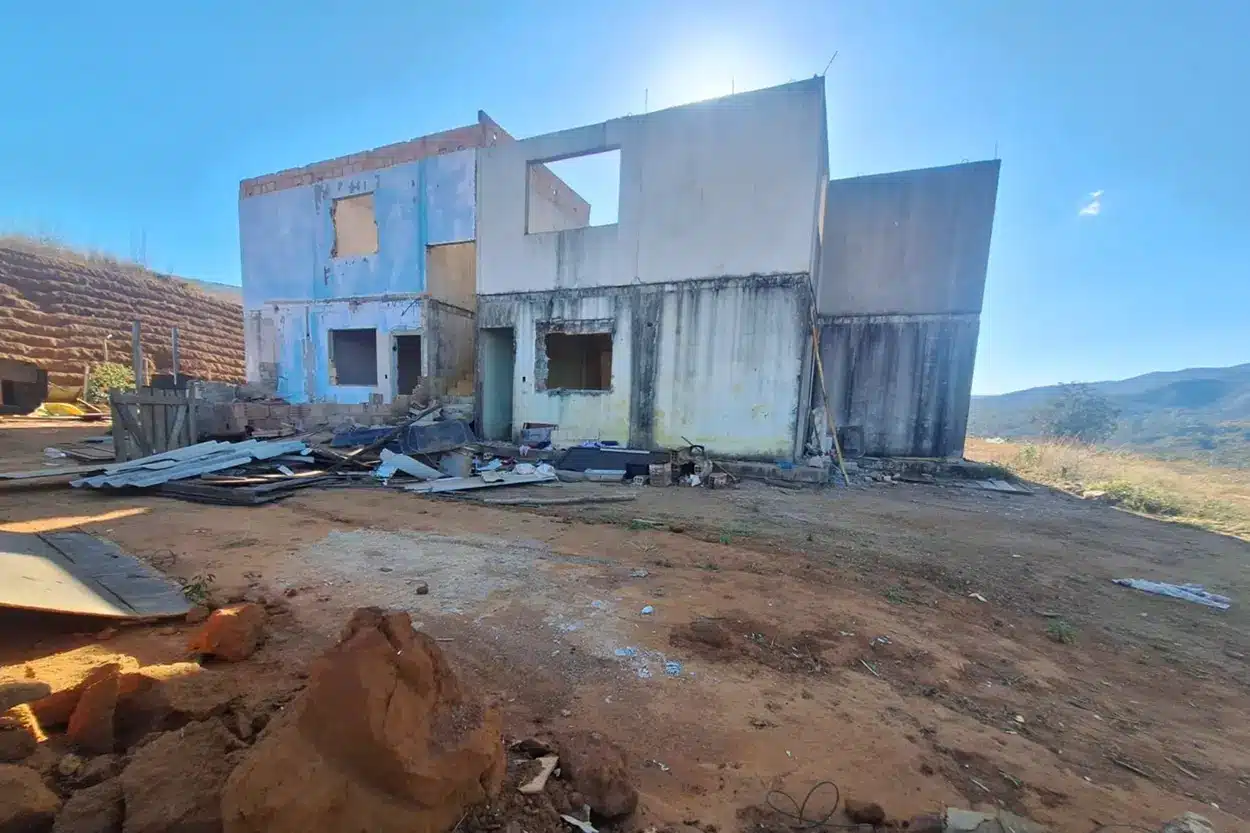 Casa modelo abandonada em Residencial Dona Clara, o novo loteamento de Mariana