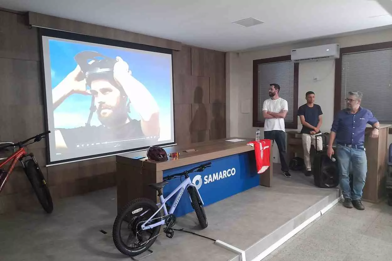 Exibição de vídeo de apresentação do projeto Trilhas do Bem para fomentar o cicloturismo