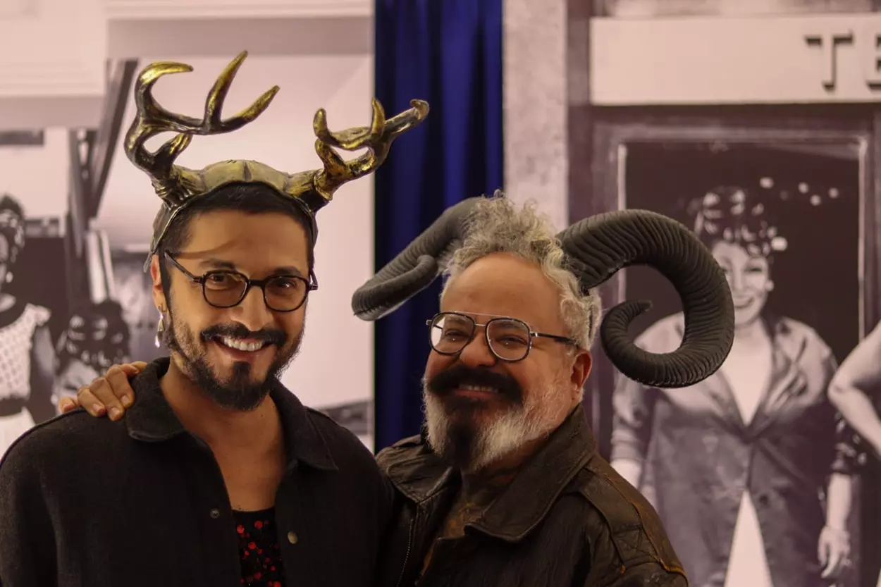 Ronaldo Fraga e Januário com chifres durante a segunda noite do Tudo é Jazz