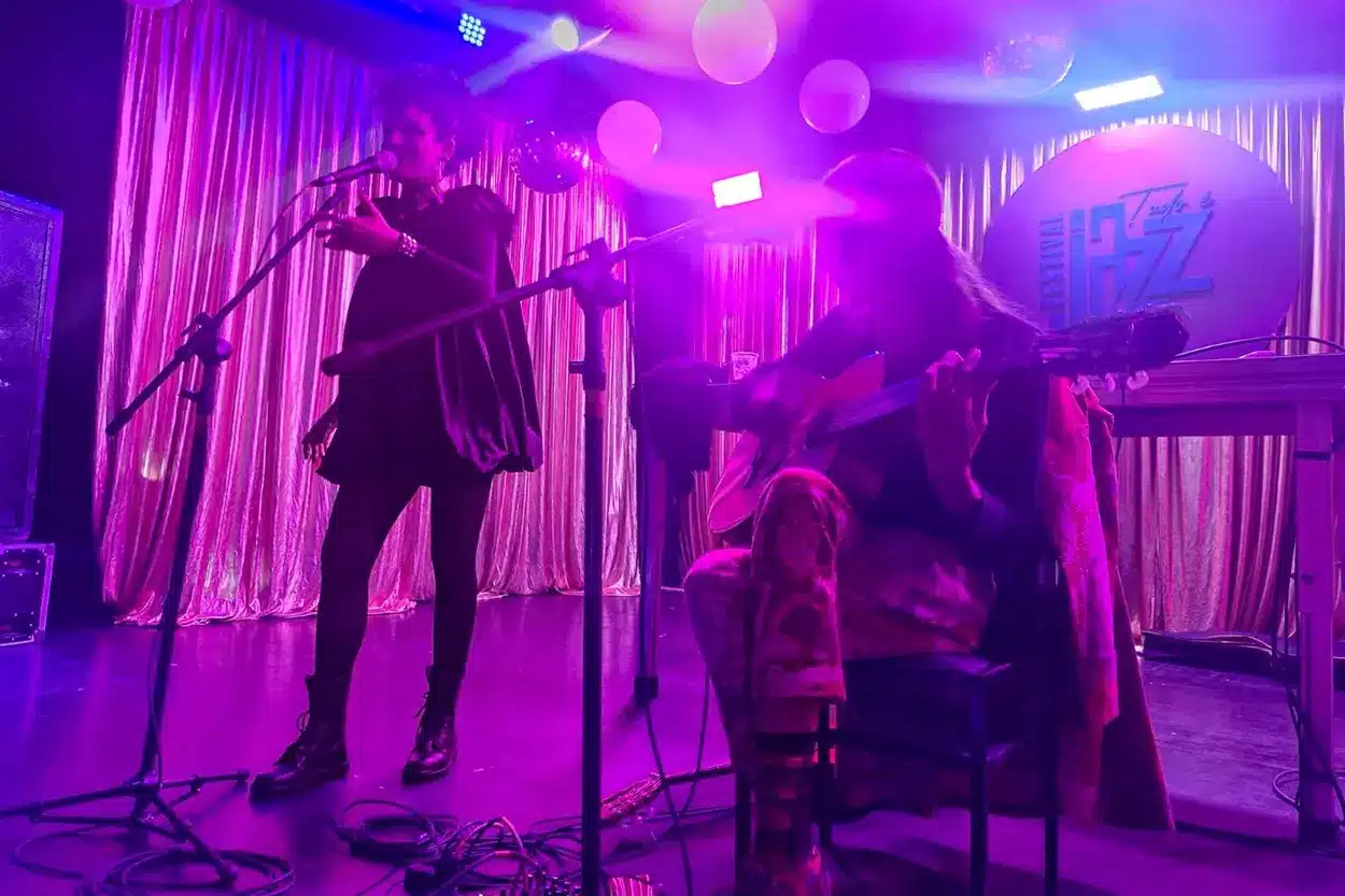 Dupla Nós Nus se apresenta no CAEM