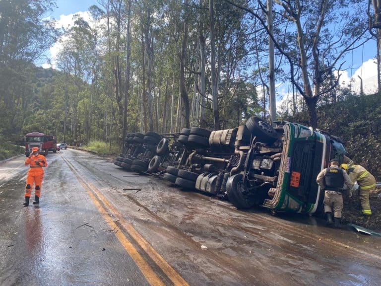 Tombamento de caminhão na BR-356 com carga de soda cáustica, entre Ouro Preto e Mariana, polui Ribeirão do Carmo