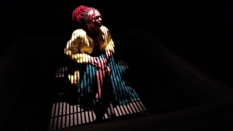 A atriz Rynara apresenta No Coração do Tempo.