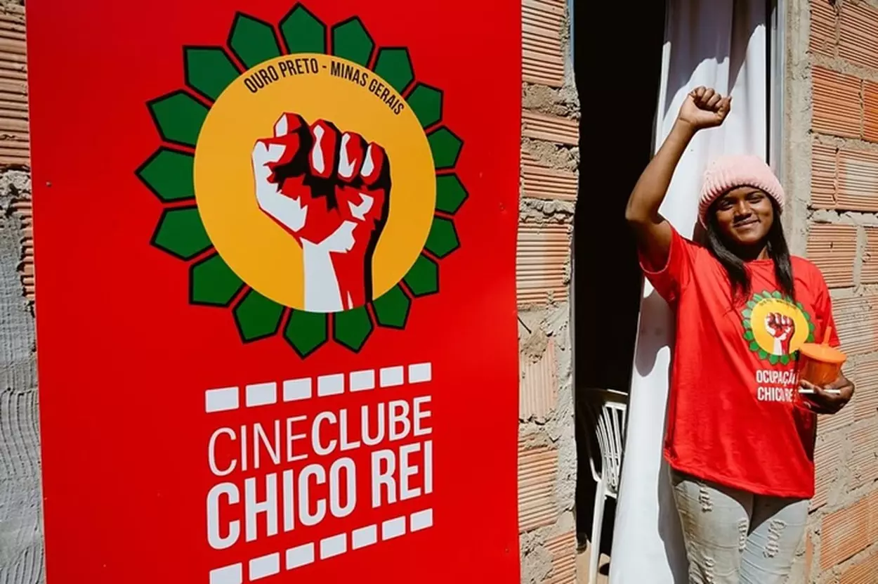 Jovem na abertura do Cineclube Chico Rei.