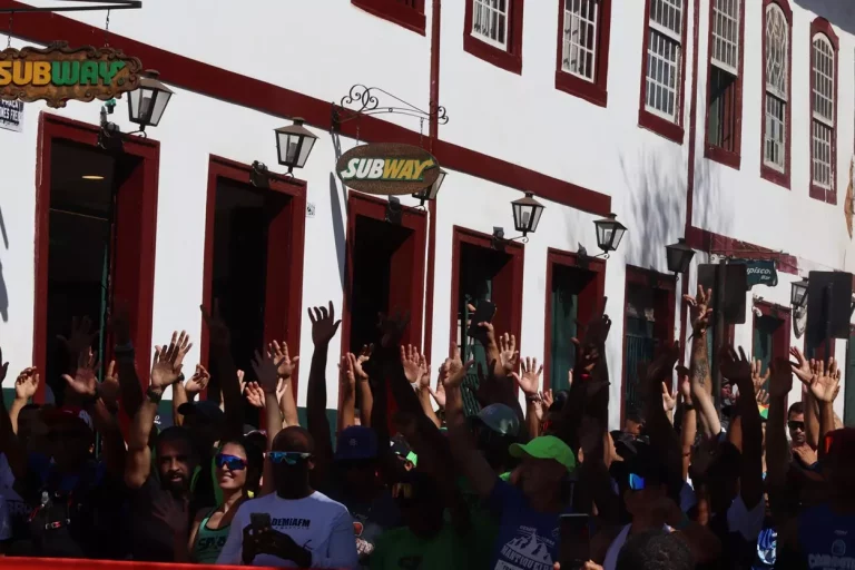 Atletas esperando pela largada.