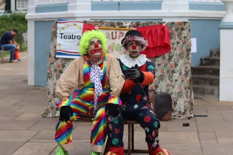 O grupo Grupo Caminho do Sol promove o FESTECO desde 2017, com apresentações na Praça Gomes Freire, em Mariana.