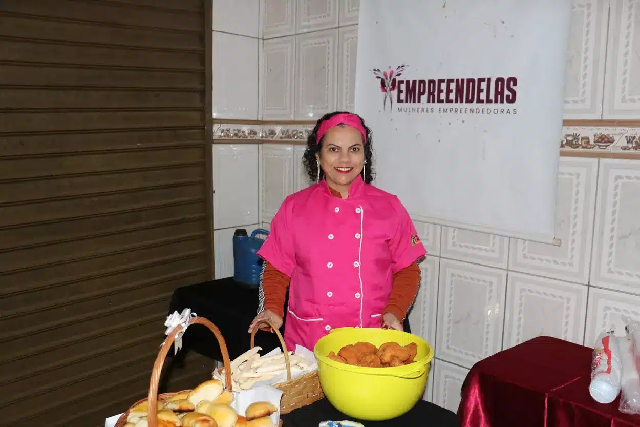 Quitandeira apresenta suas quitandas artesanais.