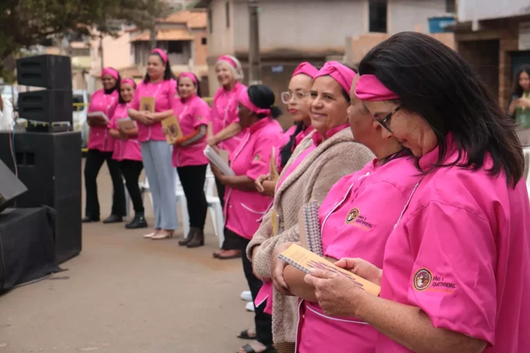 Grupo de quitandeiras no dia do lançamento do livro "Quitandas e Quitandeiras de Antônio Pereira".