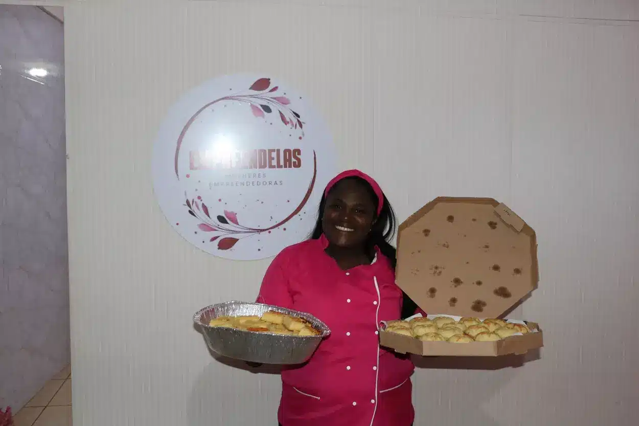 Quitandeira apresenta suas quitandas artesanais.