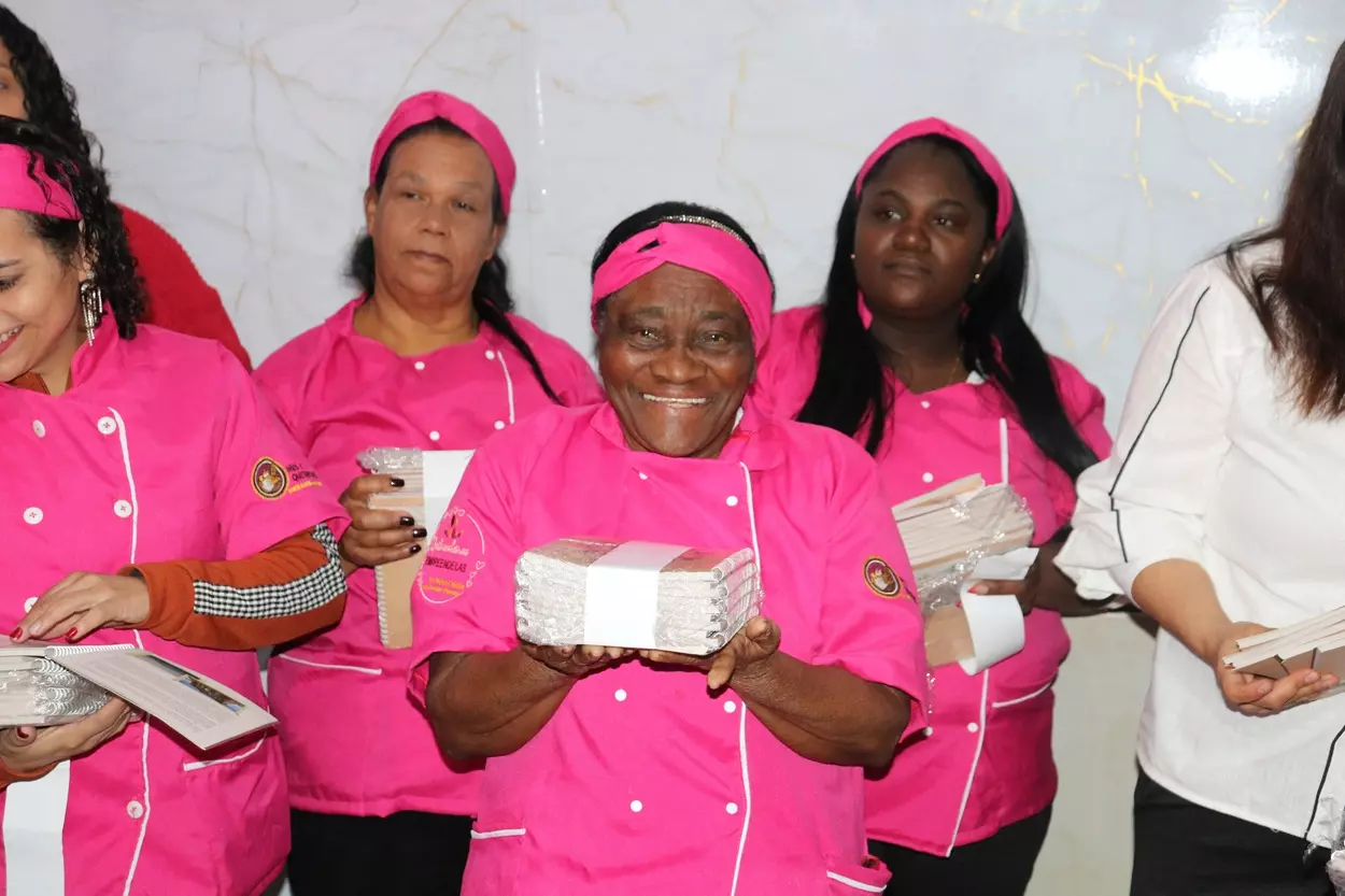 Quitandeiras com os exemplares do livro.