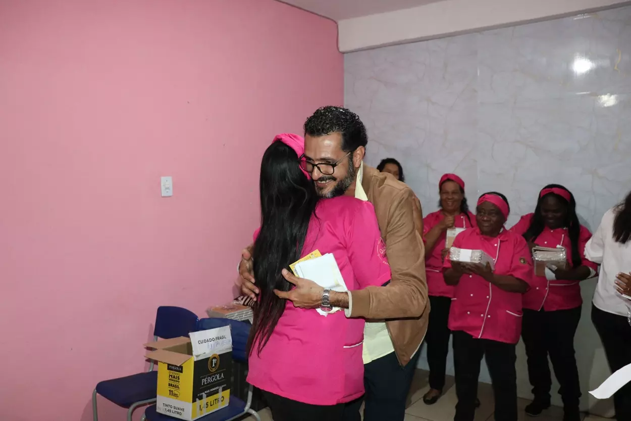 Aisllan é o coordenador do projeto que produziu o livro "Quitandas e Quitandeiras de Antônio Pereira".