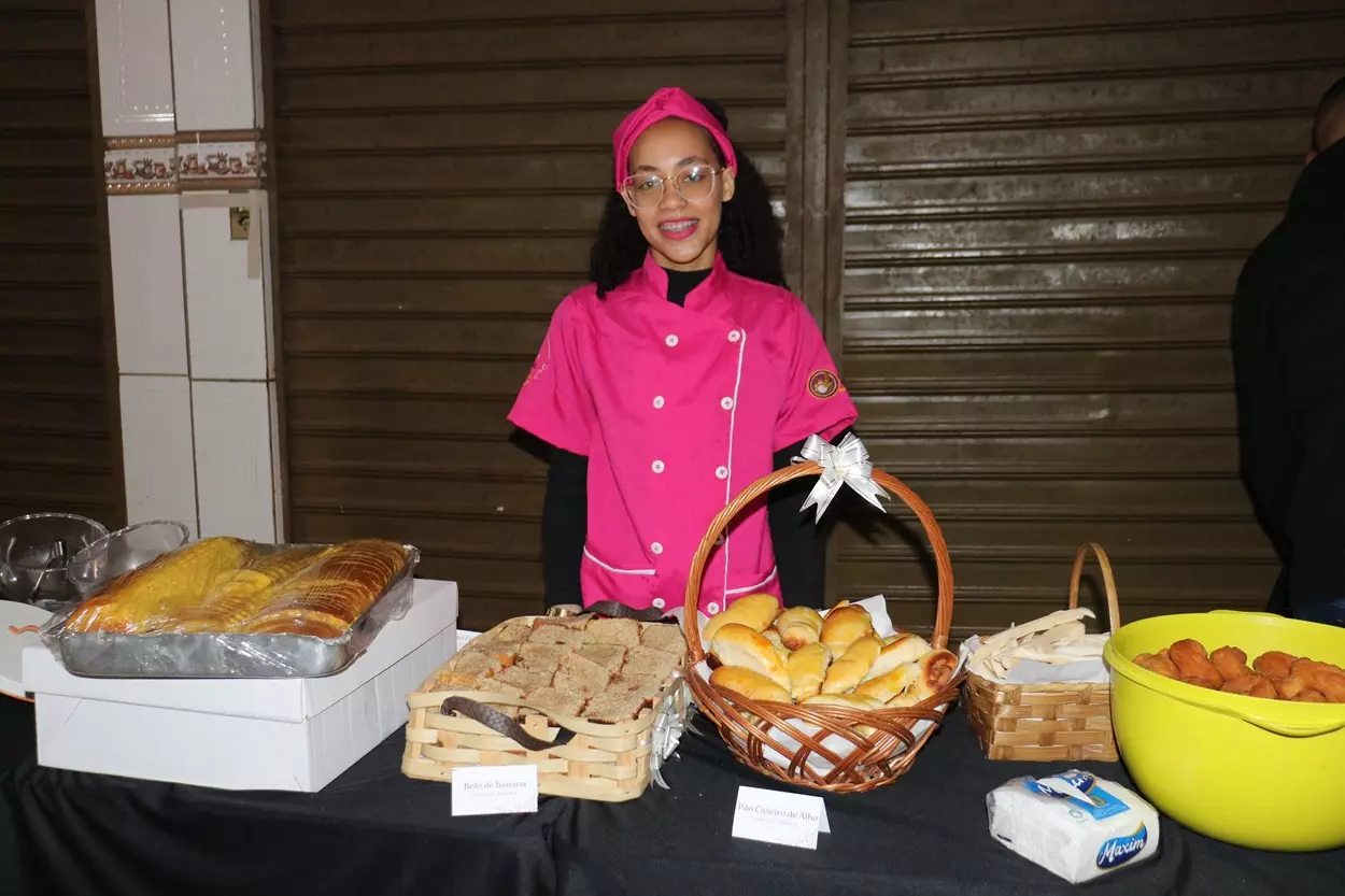 Quitandeira apresenta suas quitandas artesanais.