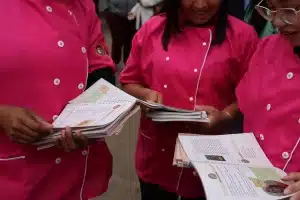 Quitandeiras apoiadas pelo projeto Empreendelas mostram os livros de receita