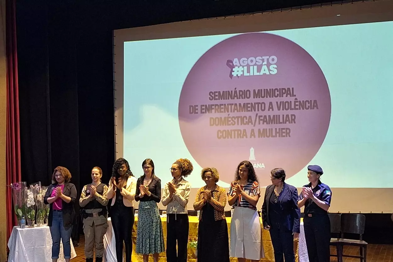 Participantes da mesa de debate do Seminário Municipal de Enfrentamento a Violência Doméstica/Familiar Contra a Mulher.