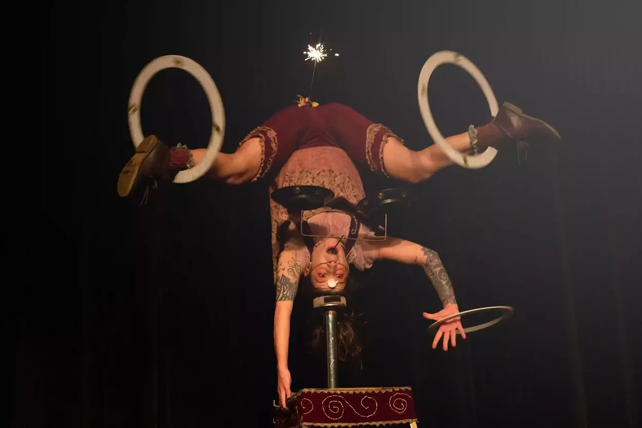 Palhaça argentina que irá se apresentar no 13º Encontro Internacional de Palhaços de Mariana realiza um número de equilíbrio do seu espetáculo Metro Y Medios