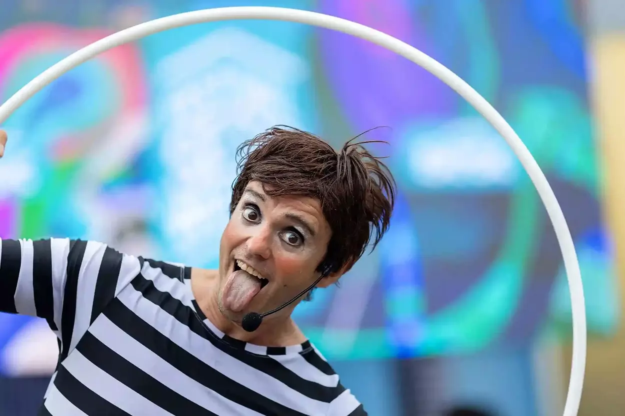 O Palhaço Sebastian Godoy , que irá se apresentar no Encontro de Palhaços sorri para a câmera enquanto segura seu bambolê