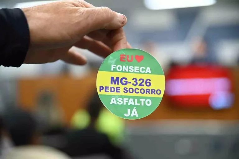 Broche portado pelos moradores do distrito de Fonseca, em apoio à causa do asfaltamento de trecho da MG-326