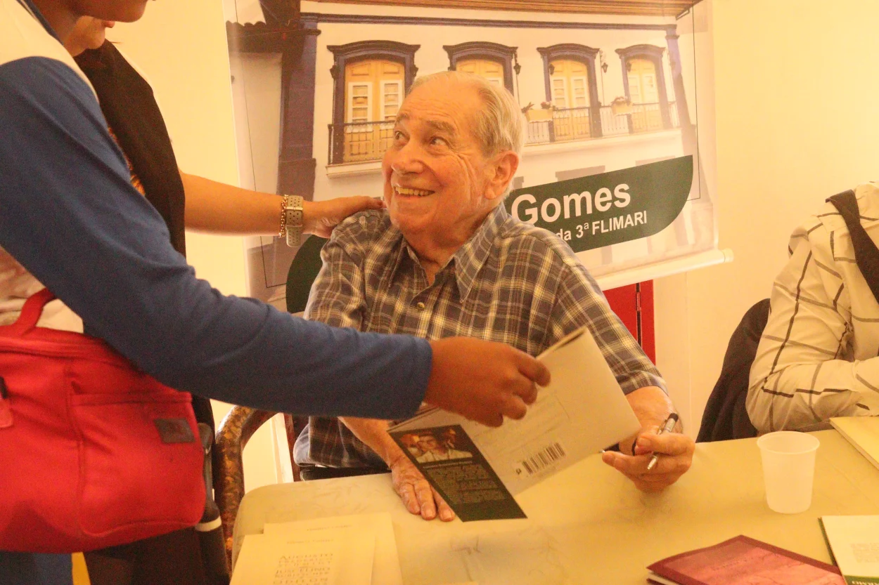 Danilo Gomes autografa livros de alunos de escola de Mariana, no dia de abertura da FLIMARI
