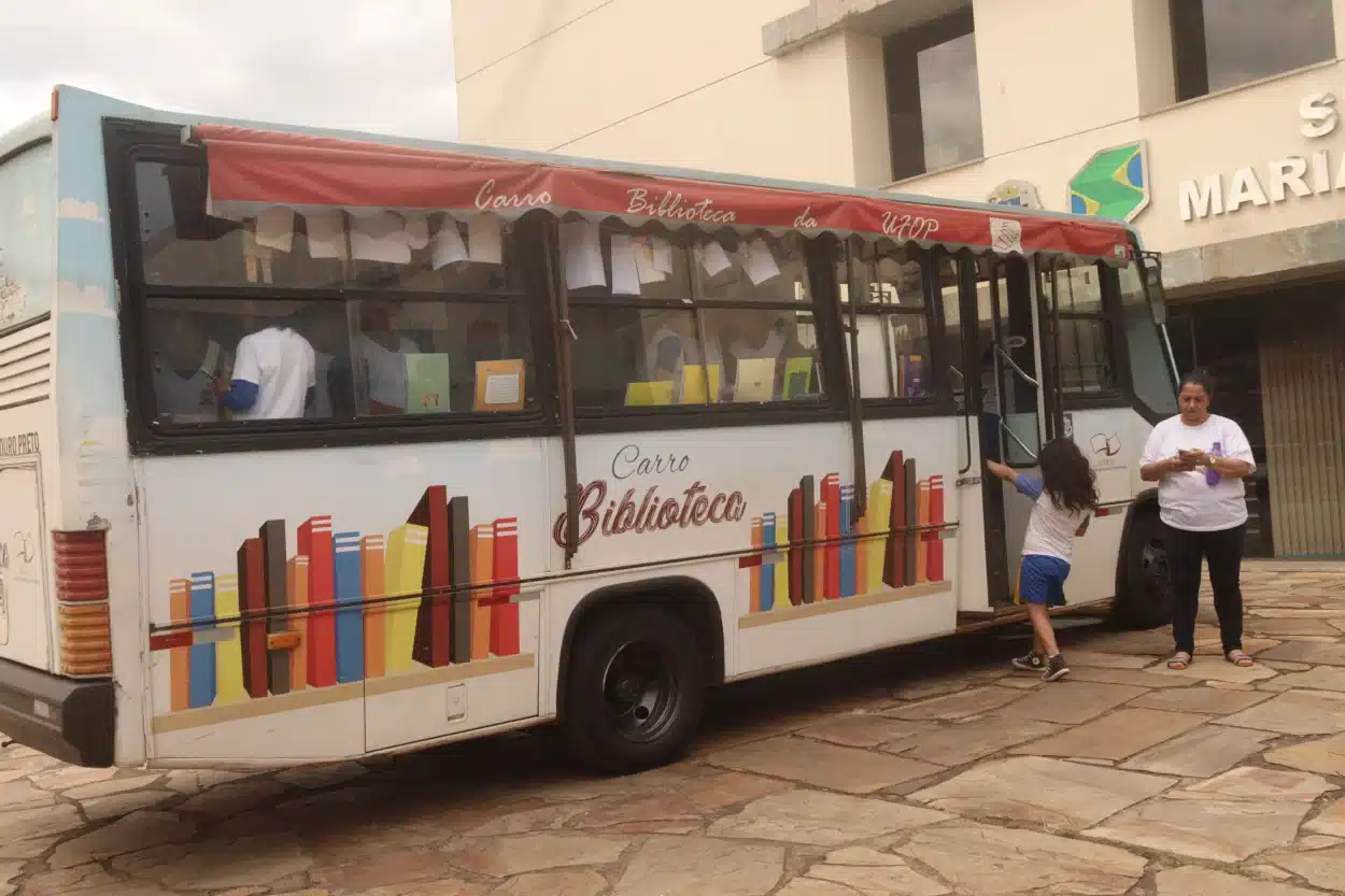 Carro Biblioteca da UFOP em frente ao Centro de Convenções de Mariana