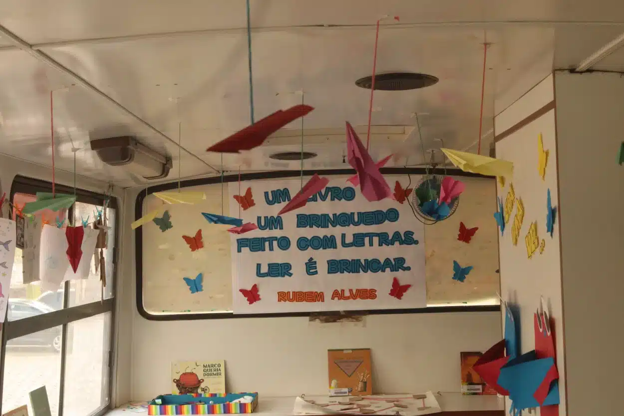 Interior do Carro Biblioteca da UFOP, homenageado na FLIMARI