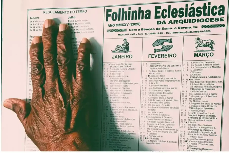 ~Uma mão com aparência idosa toca a Folhinha de Mariana para divulgação do documentario Tempo Vário: A história da Folhinha de Mariana