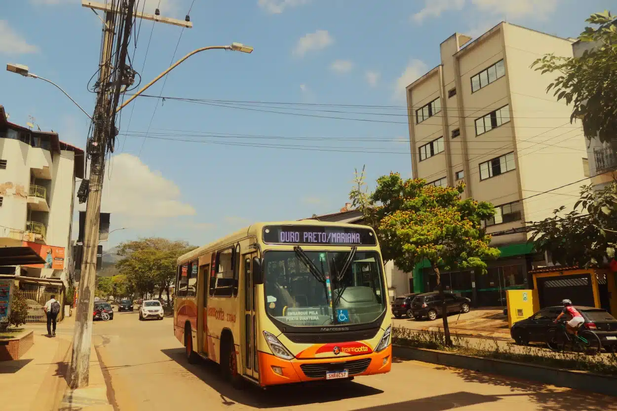 Foto mostra ônibus da linha Mariana Ouro Preto após o aumento da tarifa no estado de Minas Gerais.