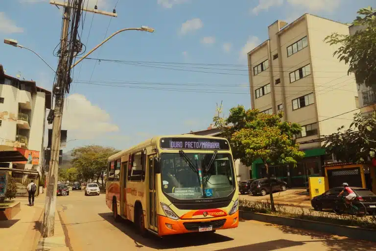 Foto mostra ônibus da linha Mariana Ouro Preto após o aumento da tarifa no estado de Minas Gerais.