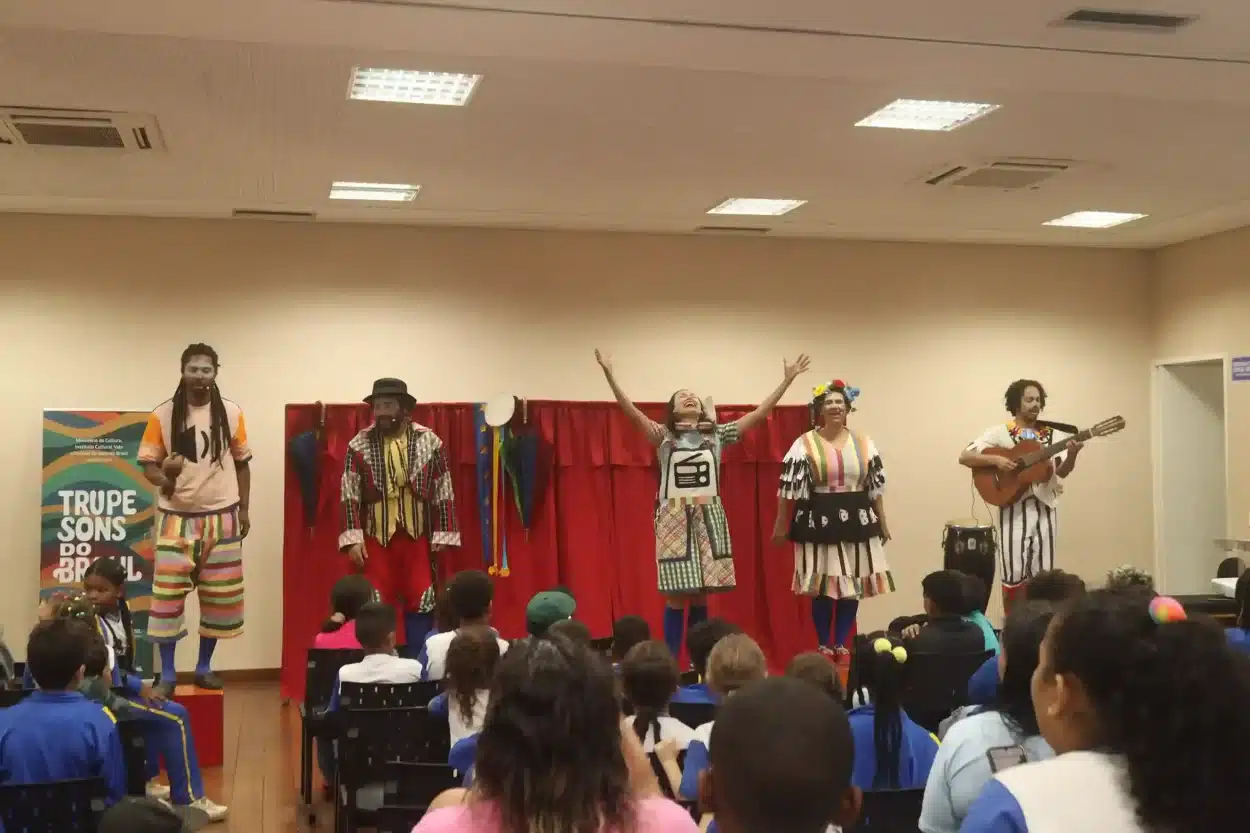 A Trupe Sons do Brasil leva as crianças para uma viagem sonora