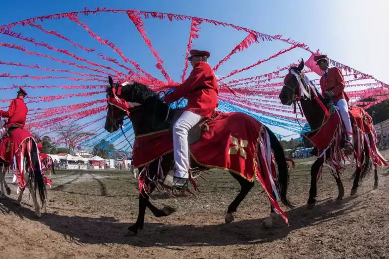 Foto mostra a encenação da Cavalhada em Amarantina.