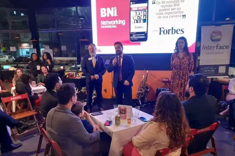 Maurício Amorim, Danilo Assis (centro) e Lígia Mendes, diretores do BNI Estrada Real, na abertura do evento de lançamento do 1º grupo de networking de Mariana