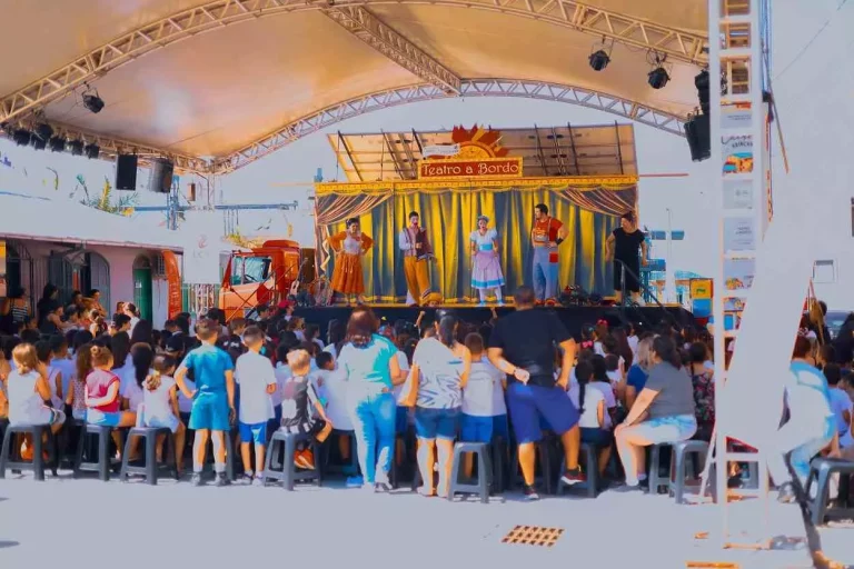 Apresentações do projeto Caixola Recicla, em Mariana, acontecem na Praça dos Ferroviários, bairro Barro Preto