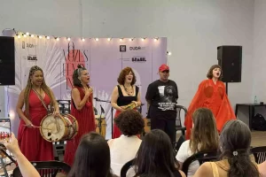 Déa, Irene, Iza, Isaddora e Júlia apresentaram o projeto Vozes Femininas - Do Silêncio ao Grito