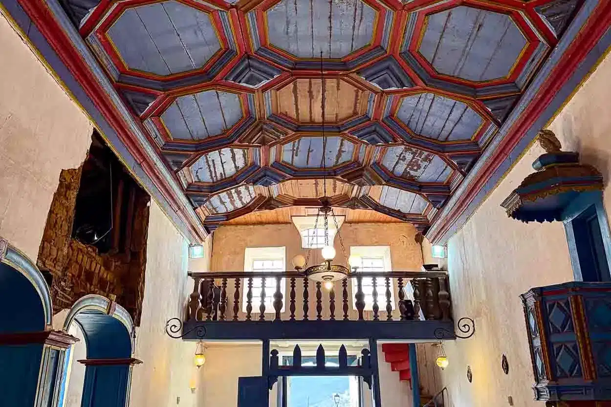 Imagem do interior da Capela de Santana.