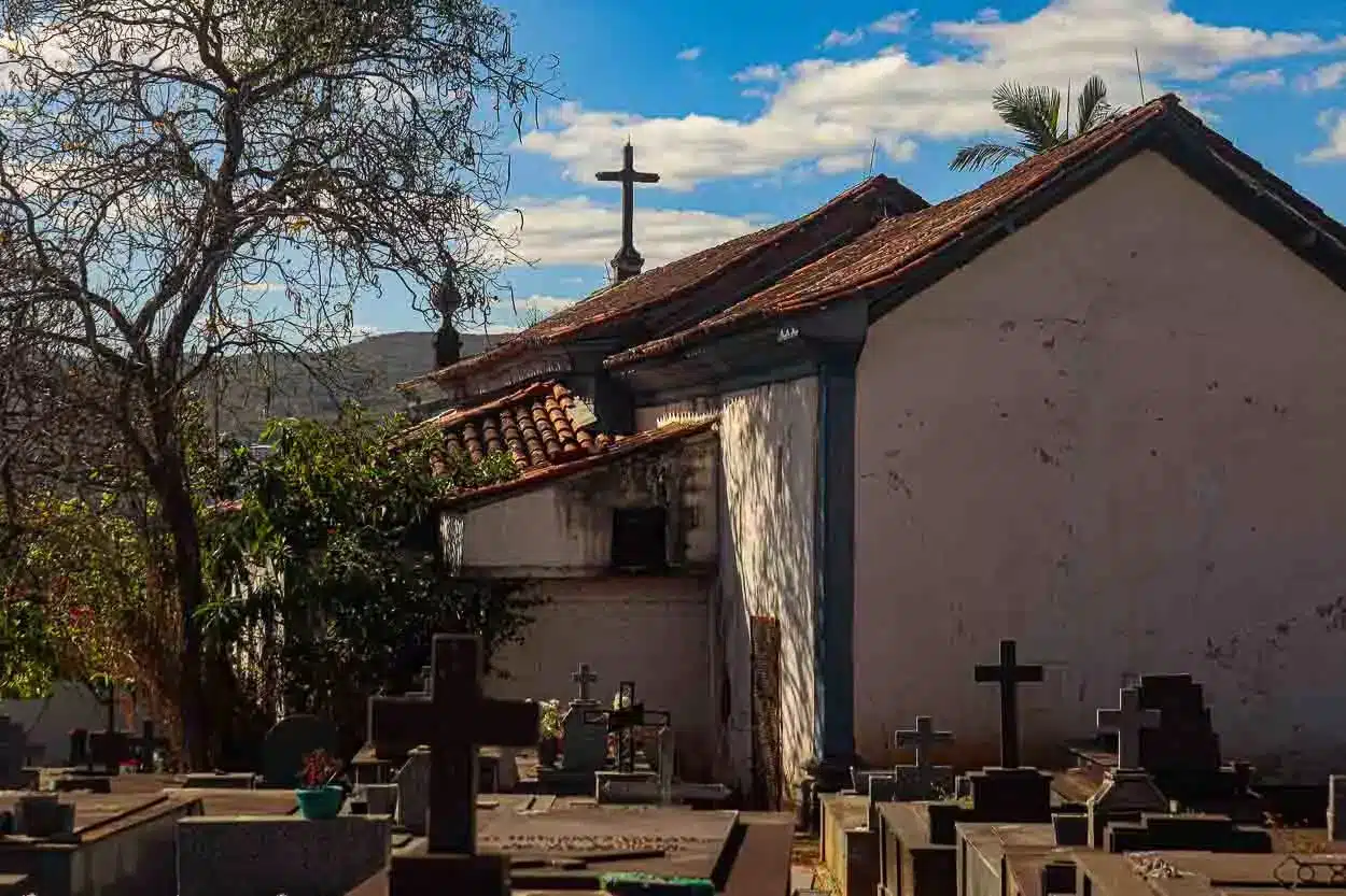 Na foto se vê o cemitério e na frente a Capela de Santana.