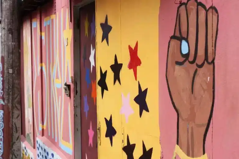 A fachada da Casa Lar estrela foi repaginada com um grafite de Bruno Miné e de crianças do projeto