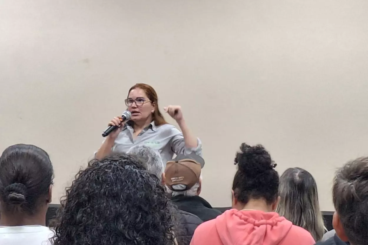 Gabriela Lima, coordenadora técnica da Emater-MG discursa durante conferência