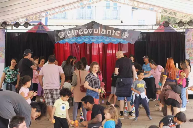 O Encontro de Palhaços ofereceu uma oficina de Malabares, no Jardim, na manhã desse sábado (27)