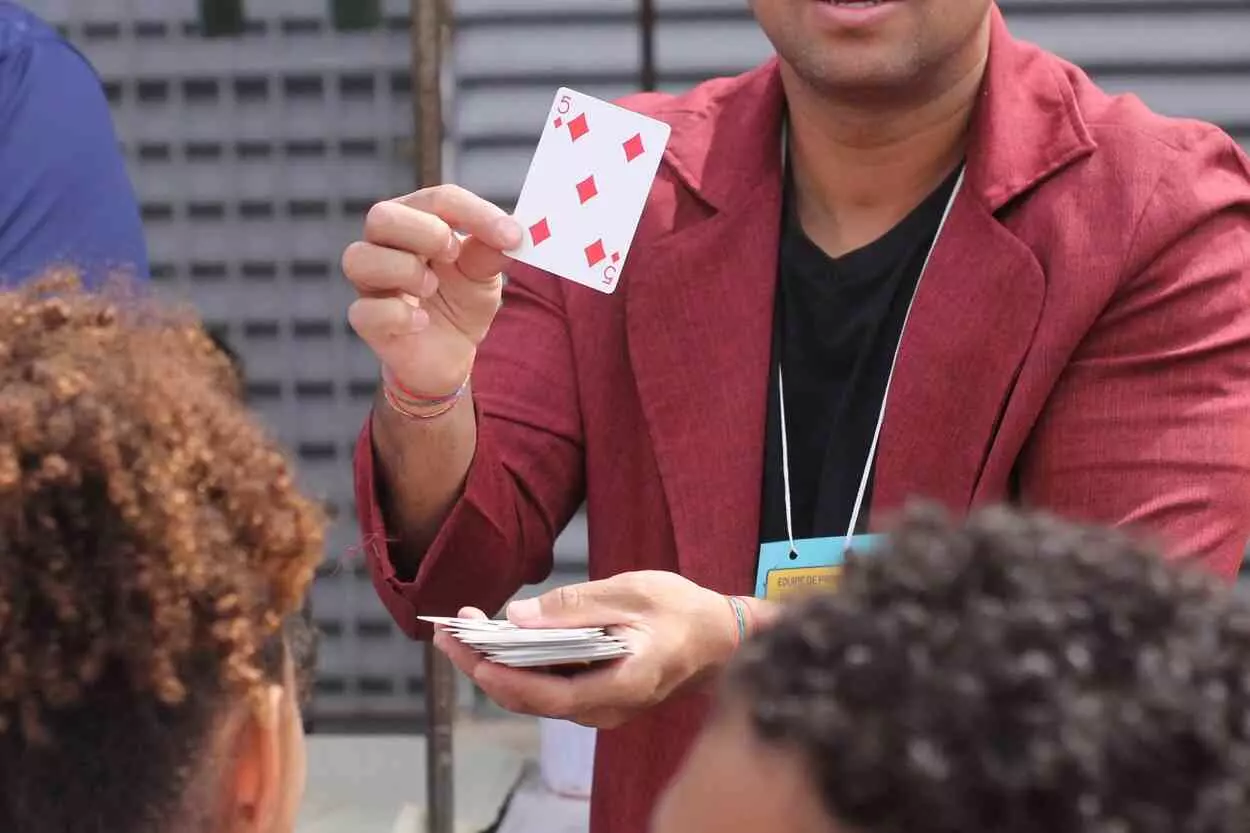 Mágicas de evan atrairam crianças e adultos no 2º dia do encontro de Palhaços