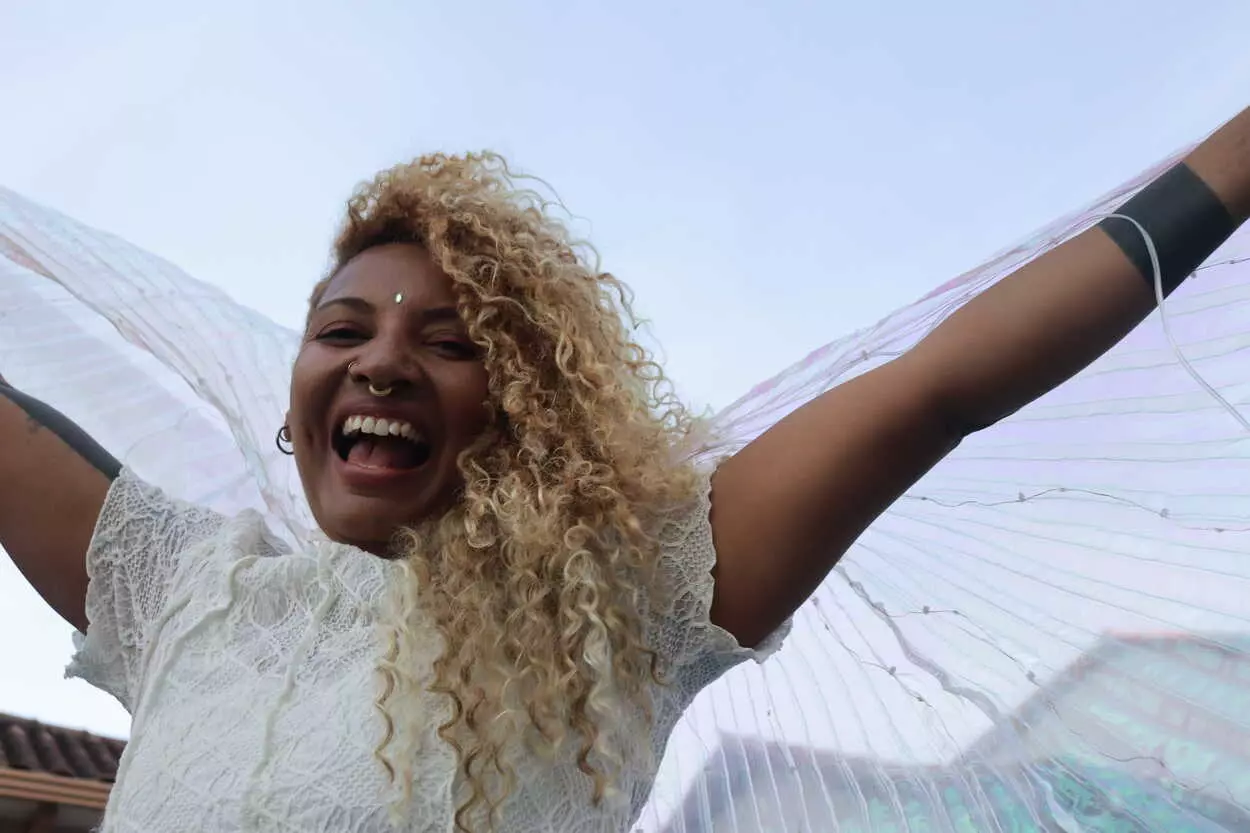 Liz também participou do tradicional cortejo do festival, encantando os presentes em cima da perna de pau