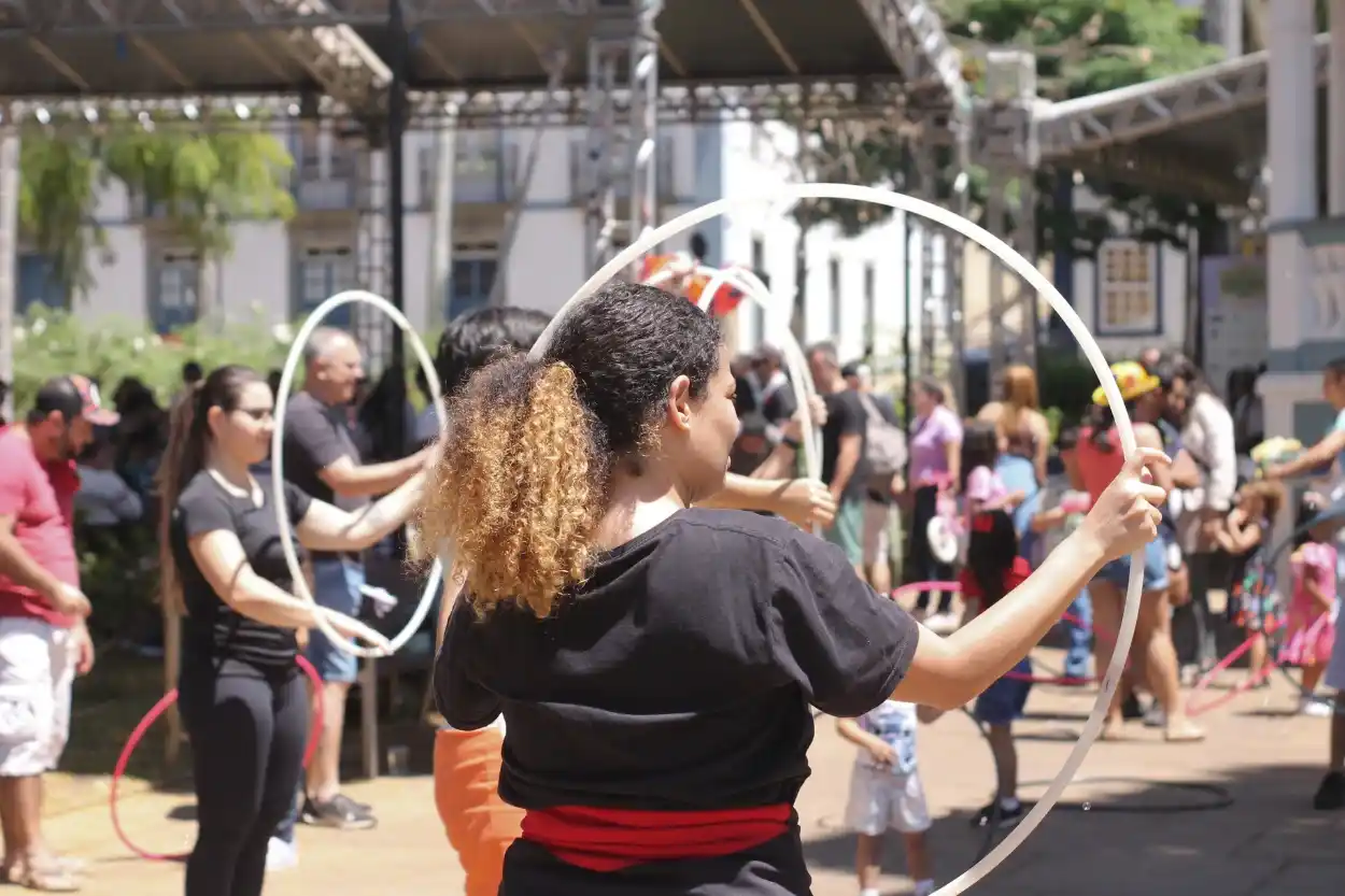 A Oficina de Bambolê reuniu adultos e crianças na Praça