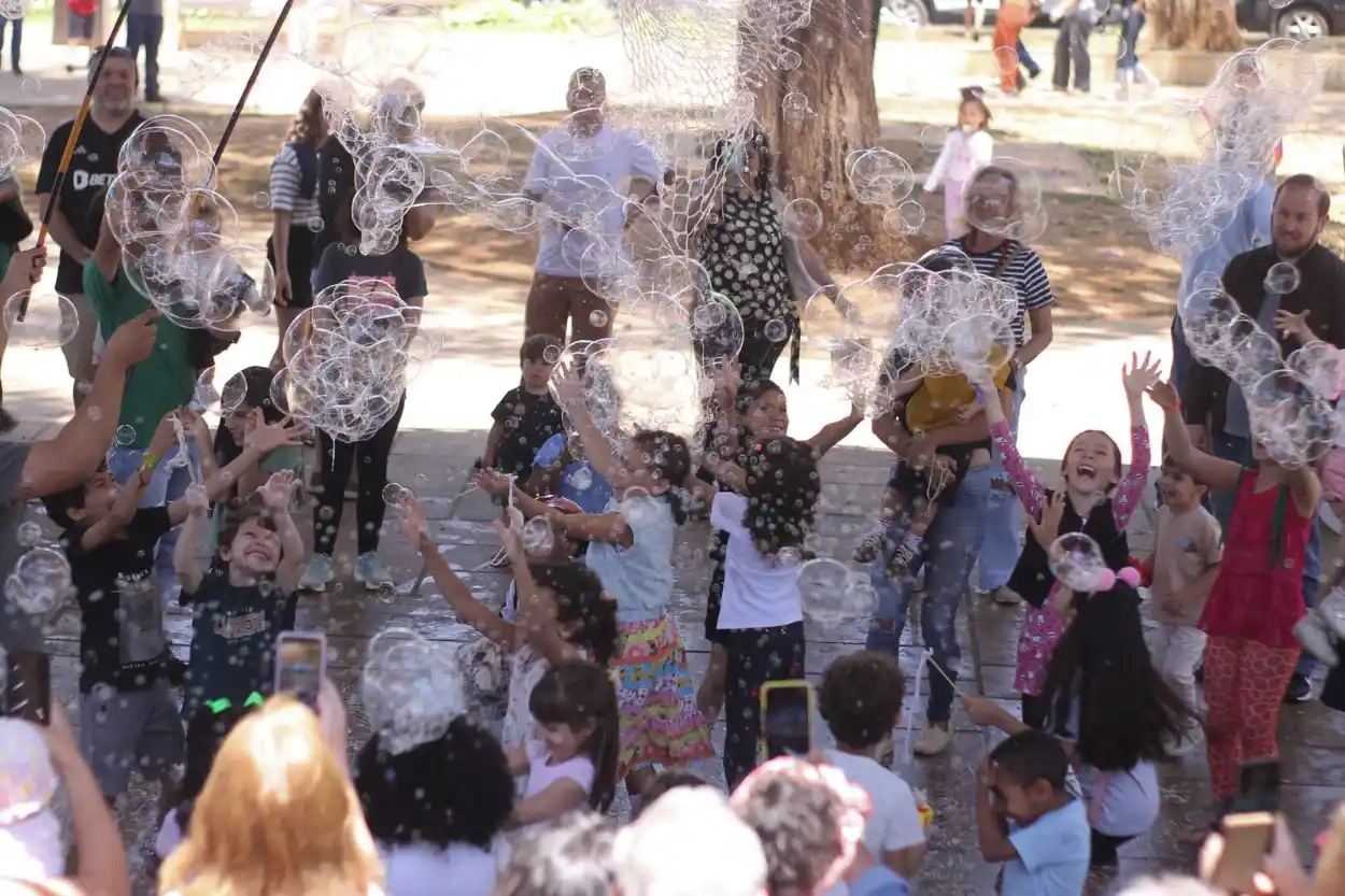 Oficinas de bolha de sabão, capoeira e pintura acontecendo simultaneamente no Circovolante – Encontro de Palhaços - Foto: Marina Ferreira/Agência Primaz