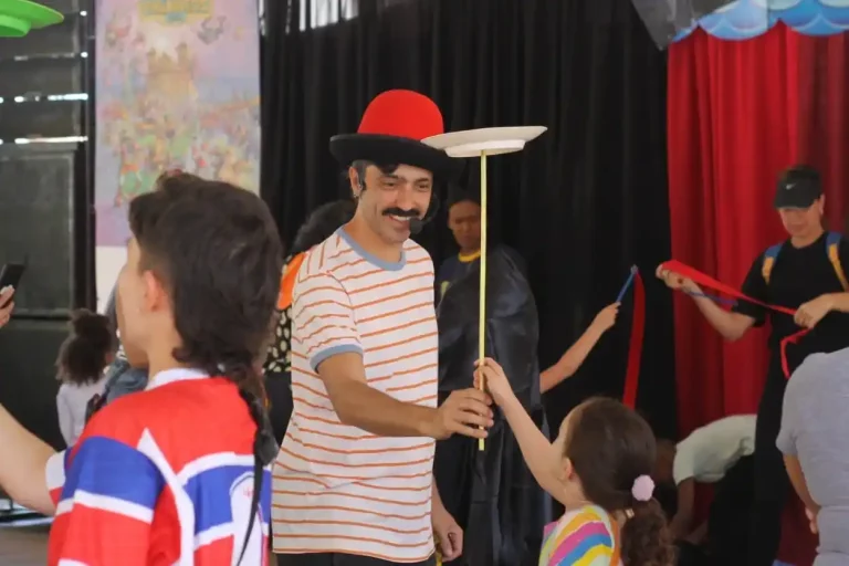 Oficina do Circo do Sufoco, na Praça Gomes Freire, dentro da programação do Circovolante - Encontro de Palhaços